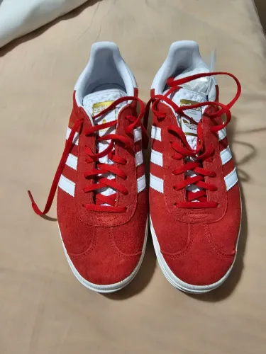 Adidas Gazelle Vermelho com Detalhes Brancos