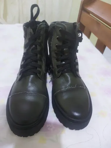 Bota em couro legítimo  marca Griffe na cor verde escuro número 35