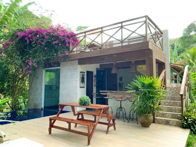 Sítio com piscina e área verde em local tranquilo