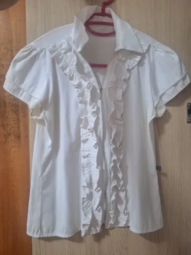 Blusa branca com babados