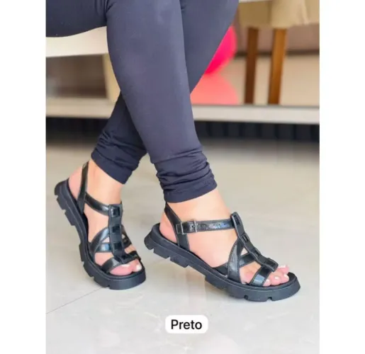 Sandália fechada com salto tratorado