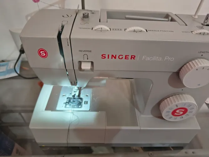 Máquina de costura Singer facilita pró caseira 4423