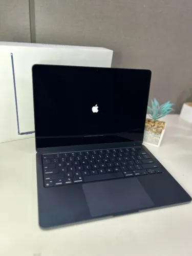 MacBook Air 2024 Processador: Apple M3 8GB 248GB SEMI NOVO COM GARANTIA LOJA FISICA