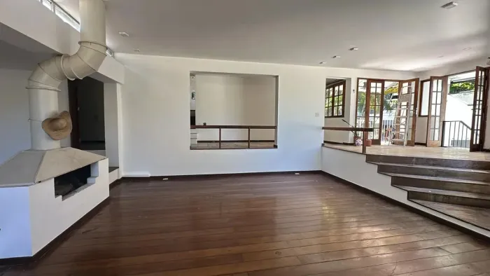 Imóvel para aluguel tem 304 metros quadrados com 3 quartos em Santa Teresa - Rio de Janeir