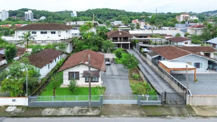 Terreno à venda no bairro Anita Garibaldi em Joinville, por R$ 1.200.000.00.