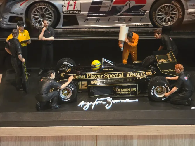 Miniatura 1:18 ayrton senna lotus com equipe pit stop minichamps raríssima
