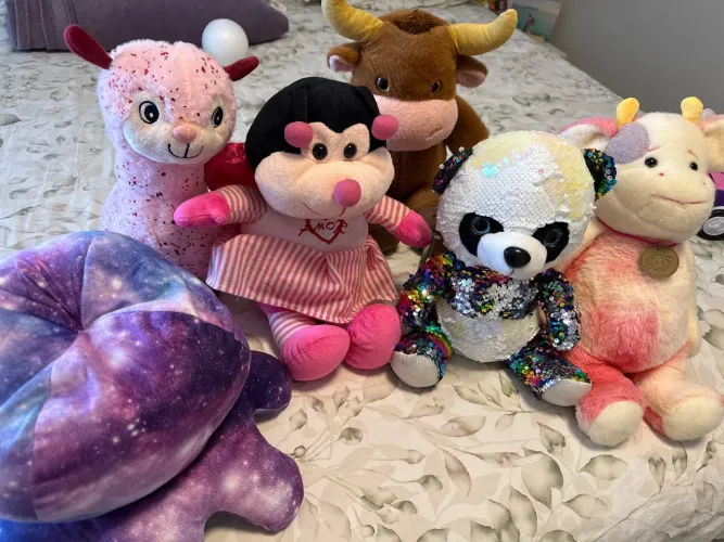 Pelúcias fofas e coloridas