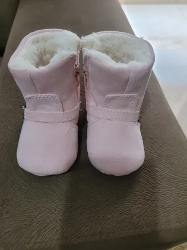 Bota RN de couro com detalhes em pelinhos.