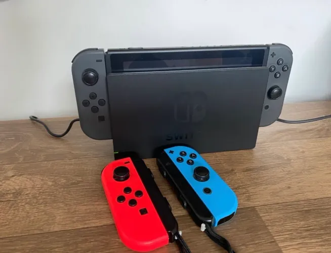 Nintendo Switch + 1 par de Joycon
