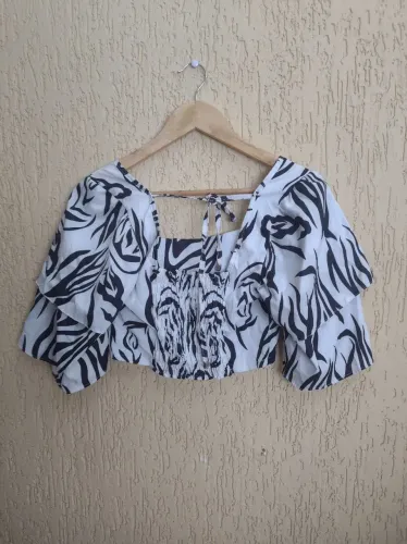 Conjunto de Blusa cropped branca com estampa zebra e shorts saia 