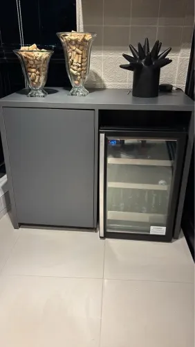 Móvel feito de madeira naval e fórmica Porta com fecho toque.