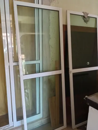 Vendo porta de alumínio com Vidro