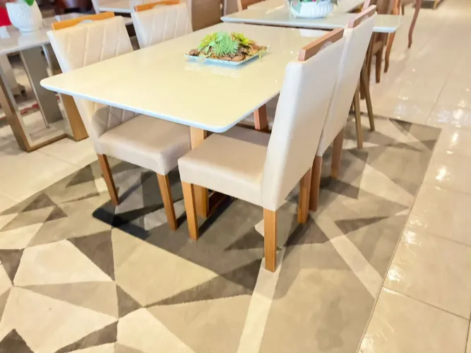 Mesa nova com cadeiras de madeira maciça a pronta entrega 