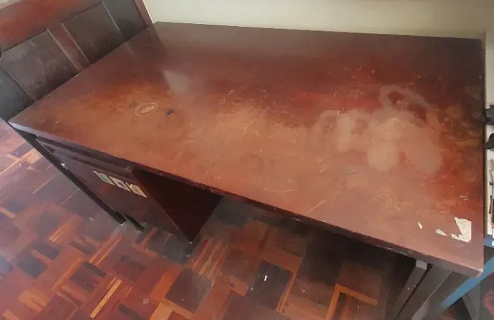 Escrivaninha de madeira maciça. 3 Gavetas + Pancheta embutida