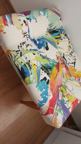 Banco/Cadeira com design artístico e vibrante