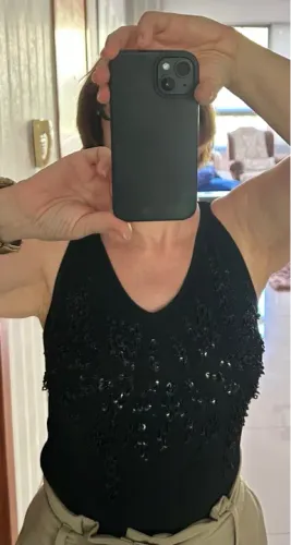 Blusa de malha preta com detalhes bordados
