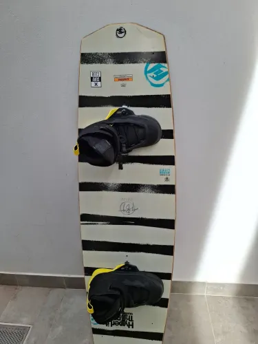 Prancha wakeboard Hyperlite completa com bota liquid force