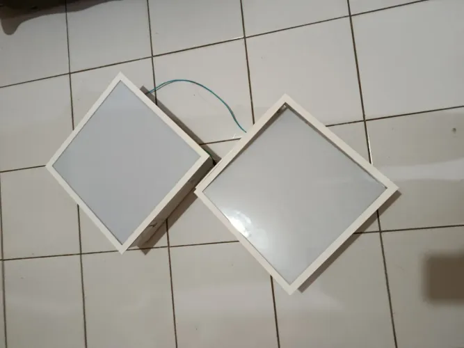 Duas luminárias de teto 60 wats, três lâmpadas LED cada.
