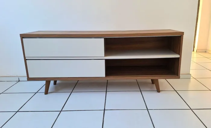 Rack para TV com 2 portas de correr
