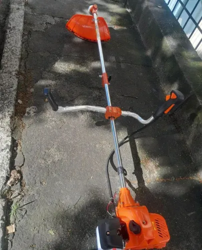 Roçadeira Stihl FS 290 movida a gasolina nova sem uso