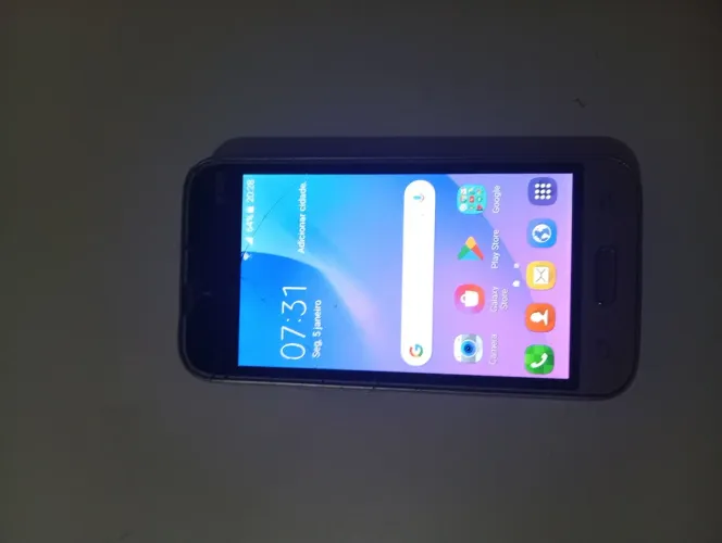 telefone Samsung j1 mini modelo j105 está funcionando tudo está sem a tampa da bateria tri