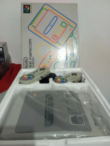 Super Nintendo famicom na caixa com 2 controles