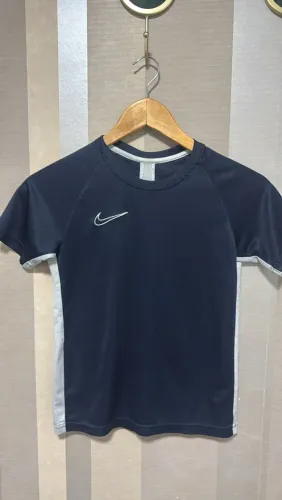 Nike Camiseta Infantil TAM M - dry-fit (tecido esportivo) - Excelente estado