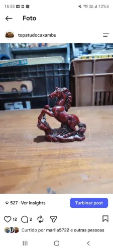Escultura chinesa de cavalo selvagem esculpida vermelha vintage