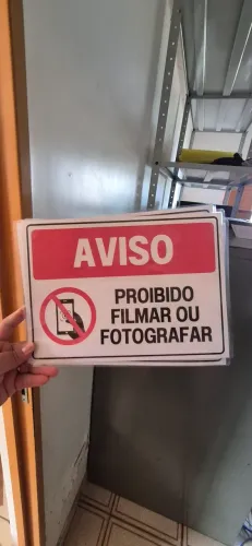 Placa proibido uso de celular e outros