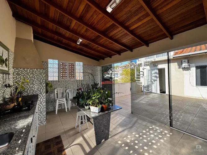 Casa com espaço gourmet e 4 dormitórios - Trindade