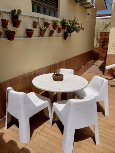 Vendo mesa com 4 cadeiras em  fibra de vidro. Ideal para área de piscina. 
