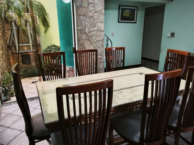 Mesa em Travertino natural com 8 cadeiras.