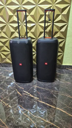 Duas caixas de som JBL 310