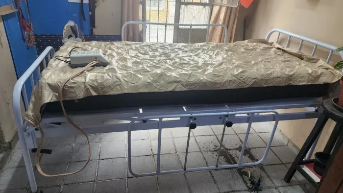 Cama Hospitalar Semi Nova + Colchões