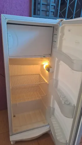 Vende se essa geladeira