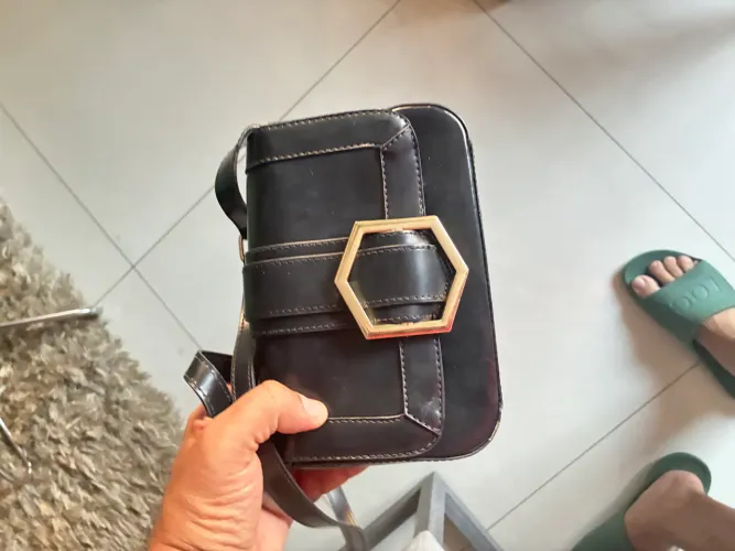BOLSA AREZZO FEMININA PRETA TIRACOLO | R$ 79,99