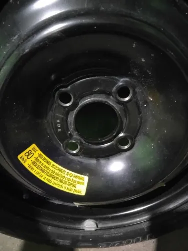 Pneu com roda e jante aro 15 temporário com quatro furos de honda fit 2015 nunca usado.