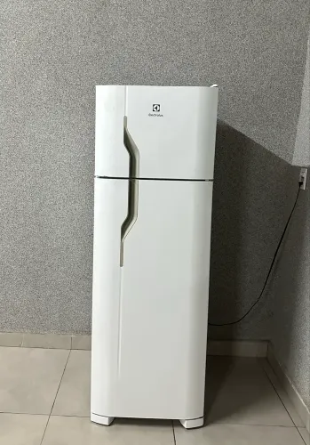 Geladeira Electrolux DC35A está Conservada