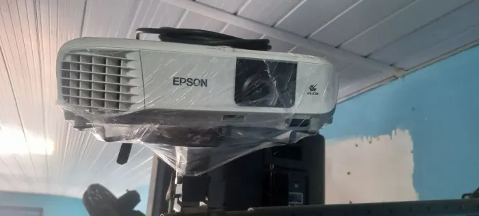 Projetor Epson Praticamente Novo (Usado Apenas 3 Vezes!) + Tela de Projeção