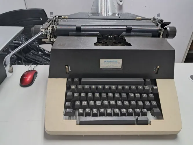 Máquina de Escrever Remington 150