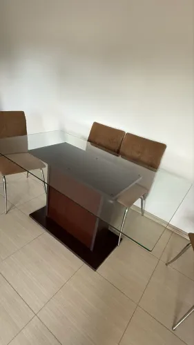 Mesa com tampo de vidro 160x90cm (para seis cadeiras) Usada