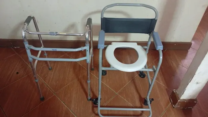 Andador e cadeira de banho