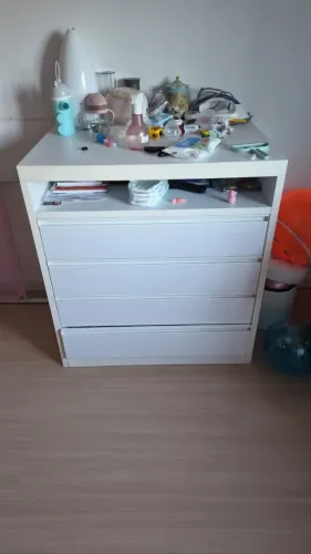 Cômoda branca com 4 gavetas