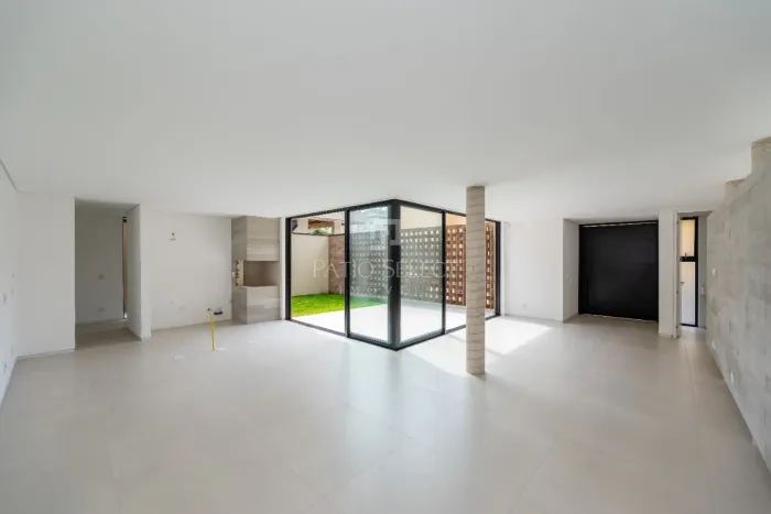 Casa de condomínio com 286 m², 3 quartos sendo 3 suítes à venda no bairro Campo Comprido.