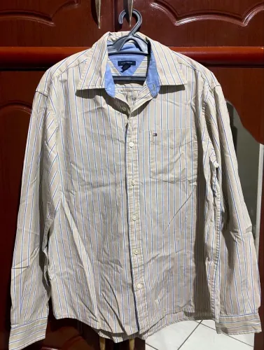 camisa social masculina tommy hilfiger listrada bege com azul manga longa