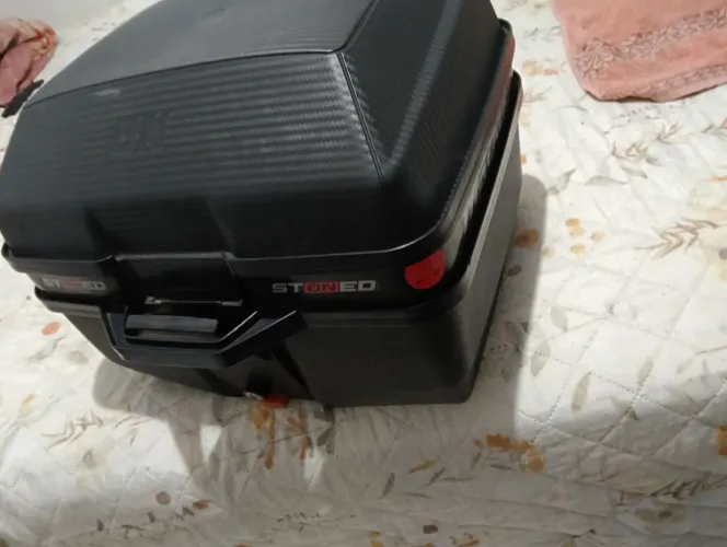 Baú para moto 35 l acompanha suporte para Titan 160 2024 a 2025 usei pouco tempo tá semi