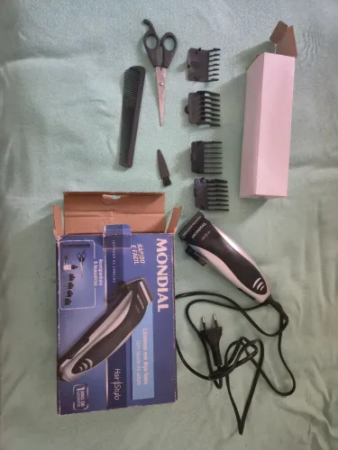 Maquina Mondial de cortar cabelo. Quase nem usada.