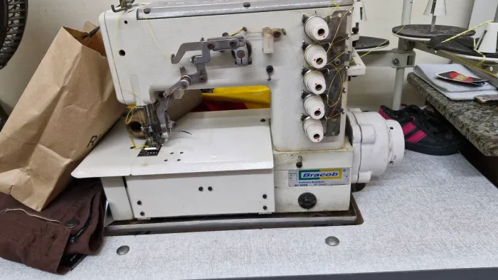 VENDO MÁQUINA GALONEIRA INDUSTRIAL, POUCO USO, SEM NOVA MARCA BRACOB 