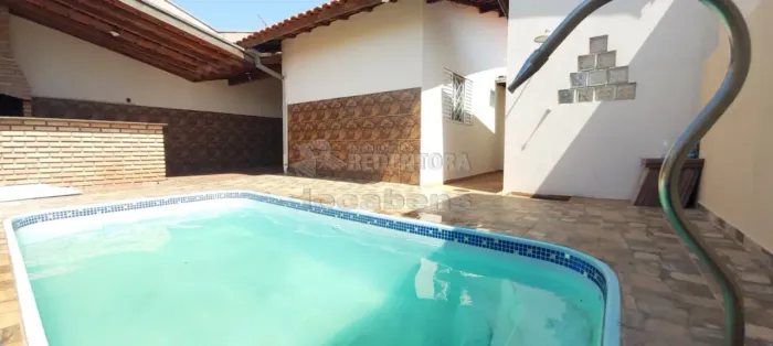 Monte Verde Casa térrea com 3 dormitórios, 02 vagas de garagem.