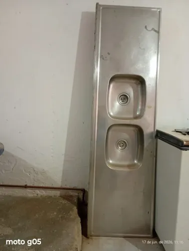 Pia Em Aço Inox, 2 cubas Com Concreto Embaixo (Usado)
